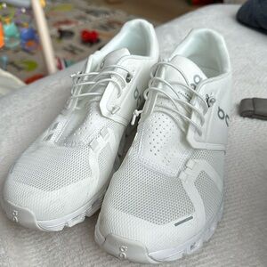 On running cloud white 8.5